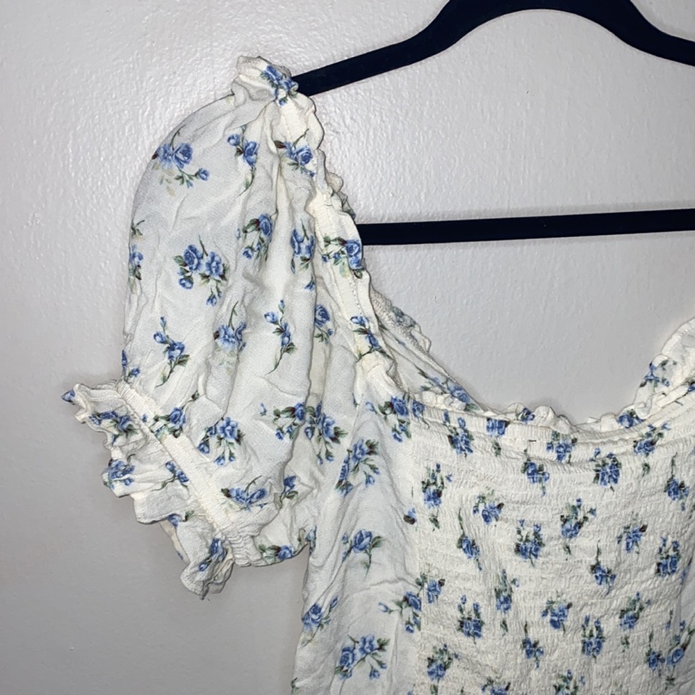 🪿Cottage Core American Eagle blue flowered top! - Picture 8 of 9